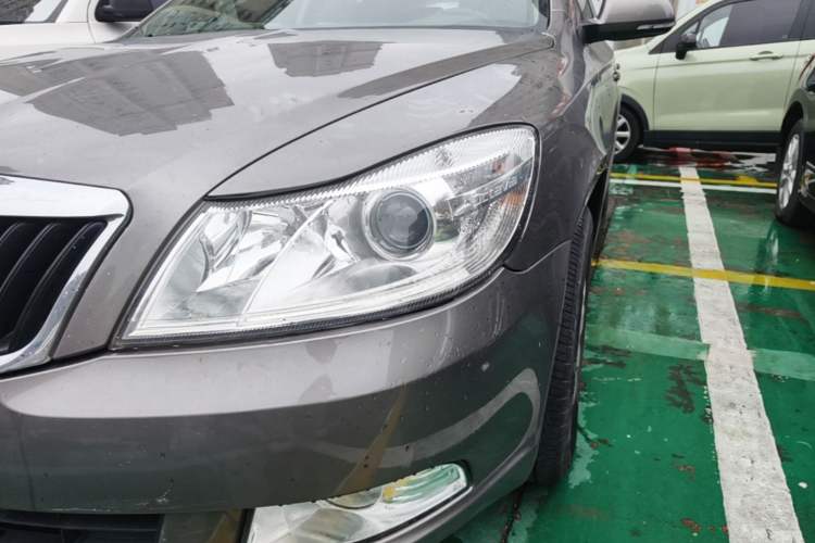 Used Skoda Octavia 2015 Classic Model 1.6L Automatic Elegance Edition Left Front Headlight