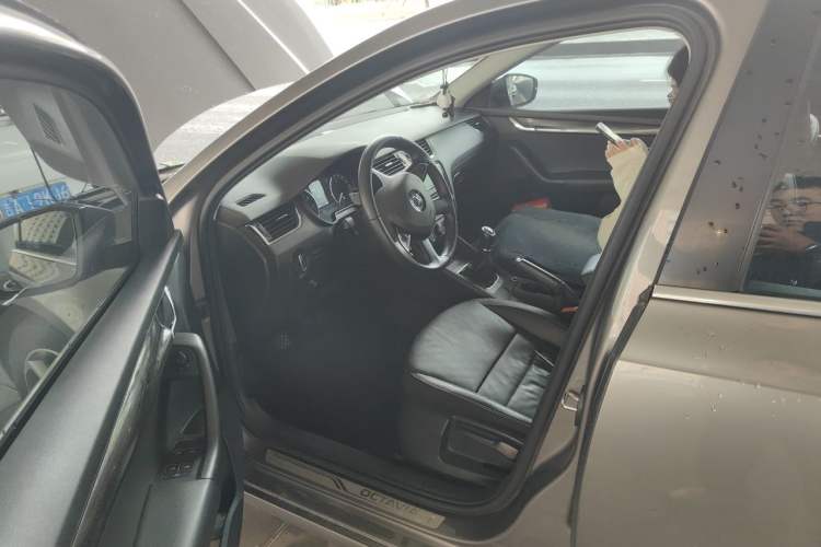 Used Skoda Octavia 2015 1.6L Manual Yijun Edition Left Front Seat