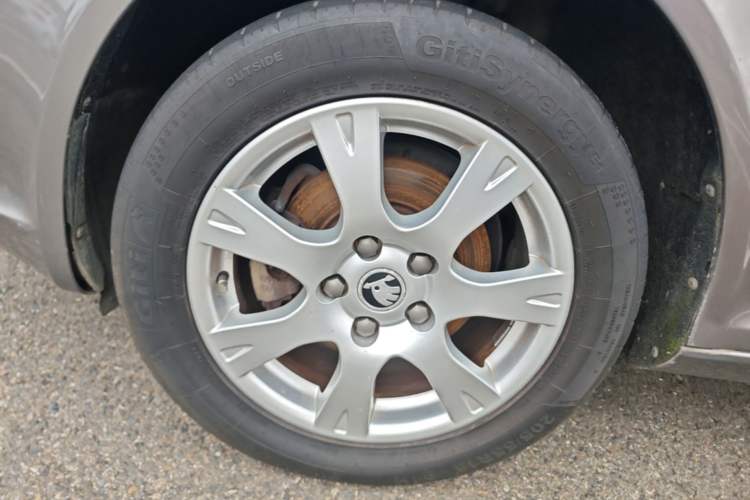 Used Skoda Octavia 2015 Classic Model 1.6L Automatic Yijie Version Left Front Wheel Hub