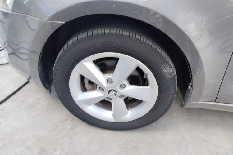 Used Skoda Octavia 2015 1.6L Automatic Yijie Edition Left Front Wheel Hub