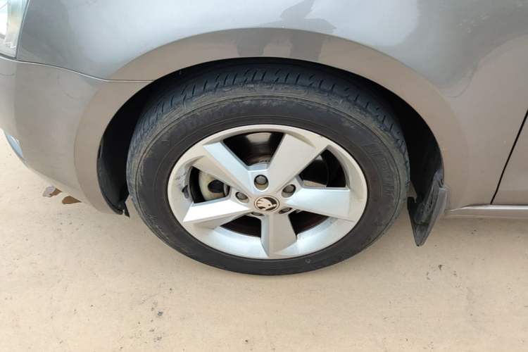 Used Skoda Octavia 2015 1.6L Automatic Yijie Edition Left Front Wheel Hub