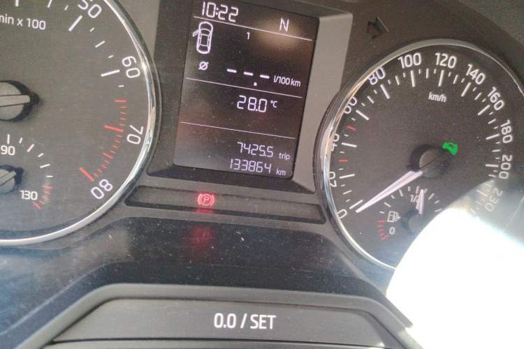 Used Skoda Octavia 2015 1.6L Automatic Yijie Edition Odometer Close Up