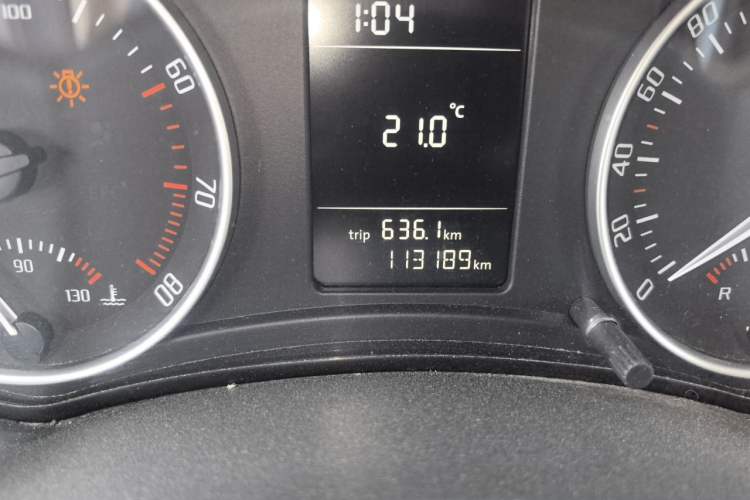 Used Skoda Octavia 2015 Classic Model 1.6L Manual Yijie Edition Odometer Close Up