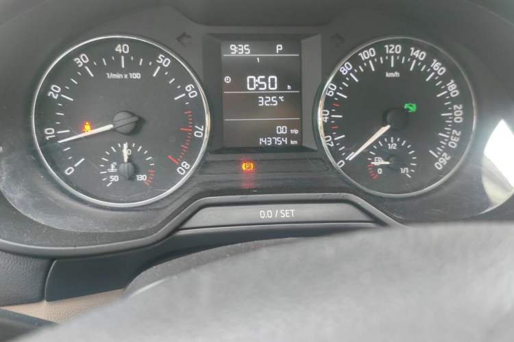 Used Skoda Octavia 2015 1.6L Automatic Yijie Edition Odometer Close Up