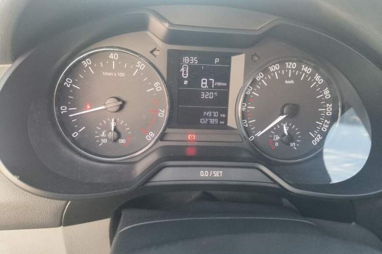 Used Skoda Octavia 2015 1.6L Automatic Yijie Edition Odometer Close Up