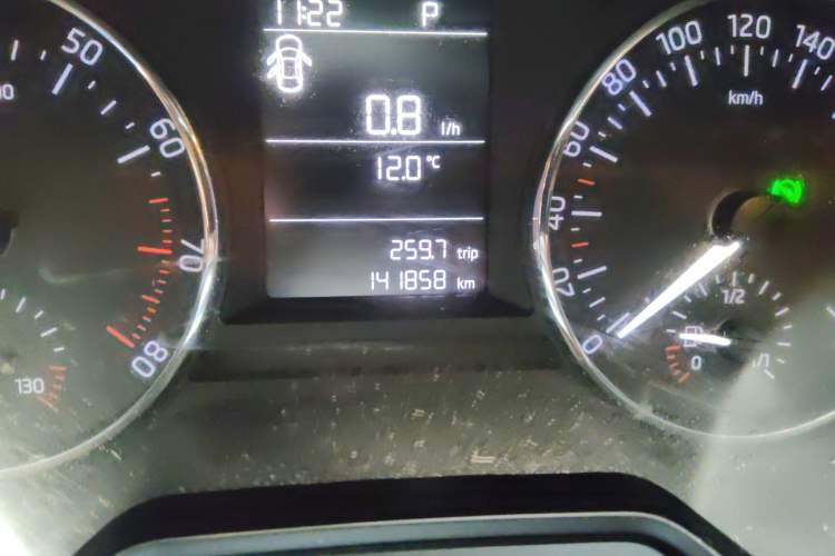 Used Skoda Octavia 2015 1.6L Automatic Yijie Edition Odometer Close Up