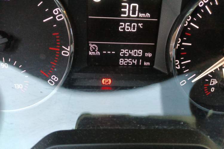 Used Skoda Octavia 2015 1.6L Automatic Yijie Edition Odometer Close Up