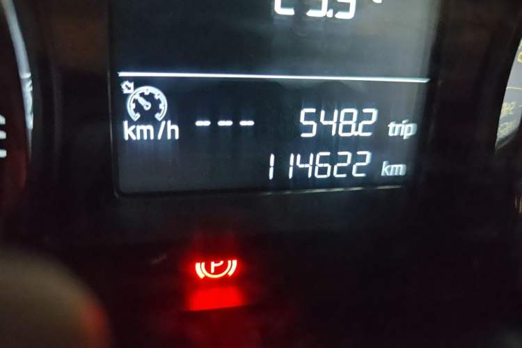 Used Skoda Octavia 2015 1.6L Manual Yijie Edition Odometer Close Up
