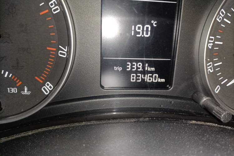 Used Skoda Octavia 2015 Classic Model 1.6L Automatic Elegance Edition Odometer Close Up