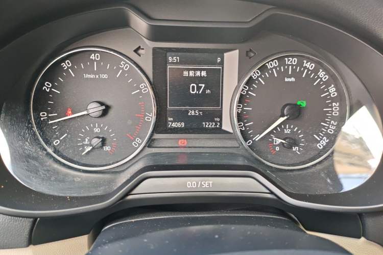 Used Skoda Octavia 2015 1.4TSI DSG Yijun Edition Odometer Close Up