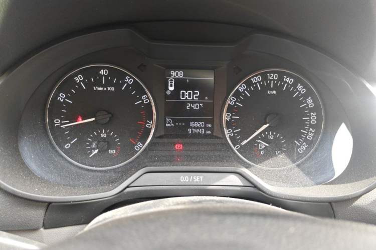 Used Skoda Octavia 2015 1.6L Manual Yijie Edition Odometer Close Up