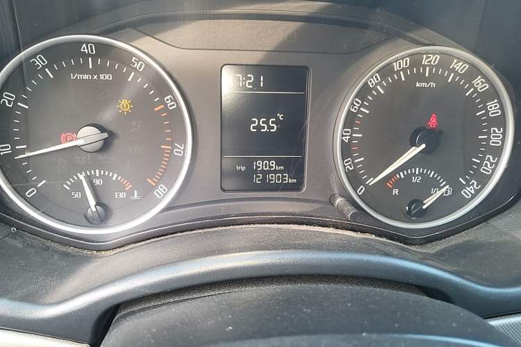 Used Skoda Octavia 2015 Classic Model 1.6L Manual Yijie Edition Odometer Close Up