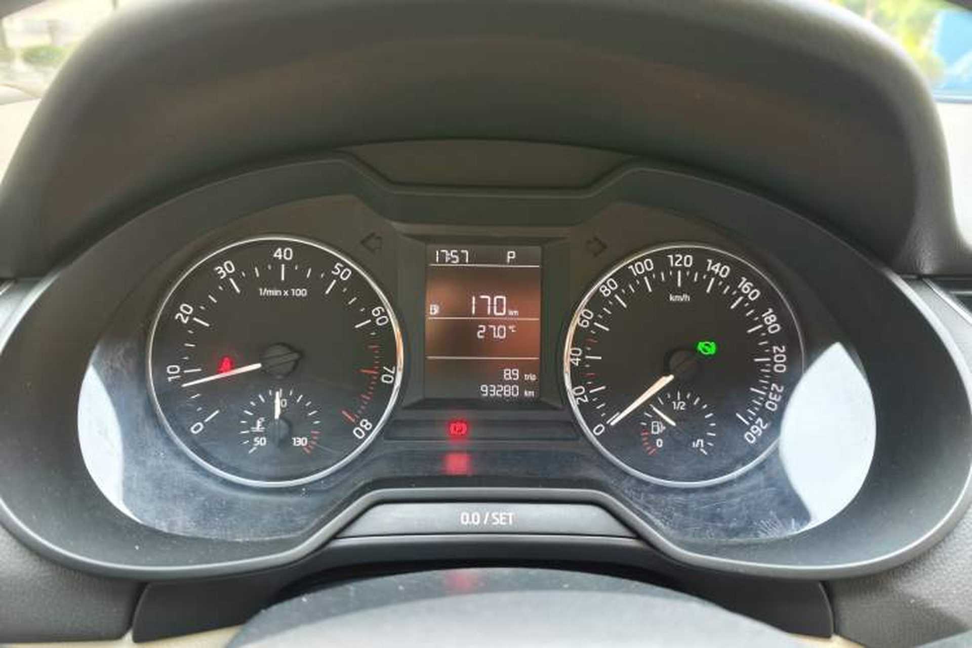 Used Skoda Octavia 2015 1.6L Automatic Yijie Edition Odometer Close Up