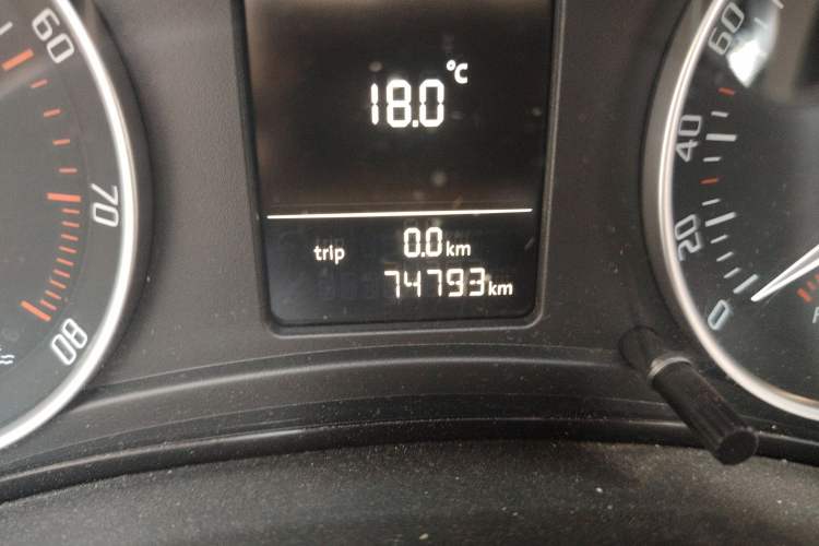 Used Skoda Octavia 2015 Classic Model 1.6L Manual Yijie Edition Odometer Close Up