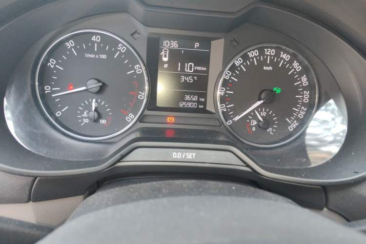 Used Skoda Octavia 2015 1.6L Automatic Yijie Edition Odometer Close Up