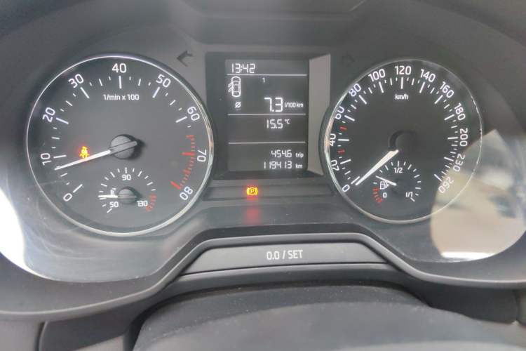 Used Skoda Octavia 2015 1.6L Manual Yijie Edition Odometer Close Up