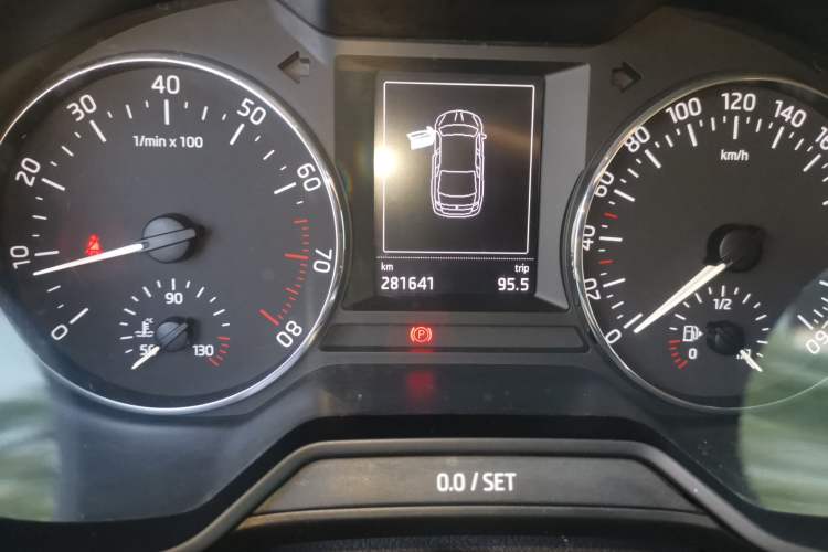 Used Skoda Octavia 2015 1.6L Automatic Yijun Edition Odometer Close Up