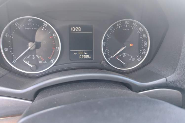 Used Skoda Octavia 2015 Classic Model 1.6L Automatic Elegance Edition Odometer Close Up