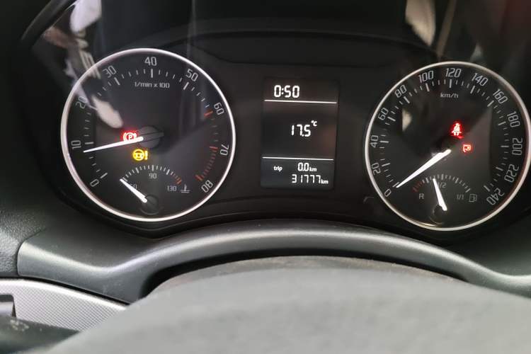 Used Skoda Octavia 2015 Classic Model 1.6L Manual Yijie Edition Odometer Close Up