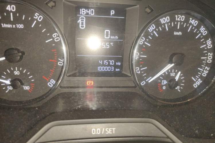 Used Skoda Octavia 2015 1.6L Automatic Yijie Edition Odometer Close Up
