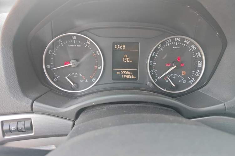 Used Skoda Octavia 2015 Classic Model 1.6L Manual Yijie Edition Odometer Close Up
