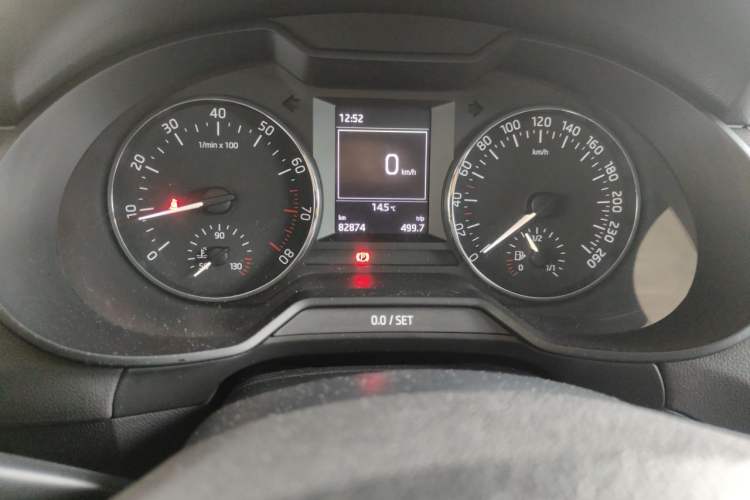 Used Skoda Octavia 2015 1.6L Manual Yijun Edition Odometer Close Up