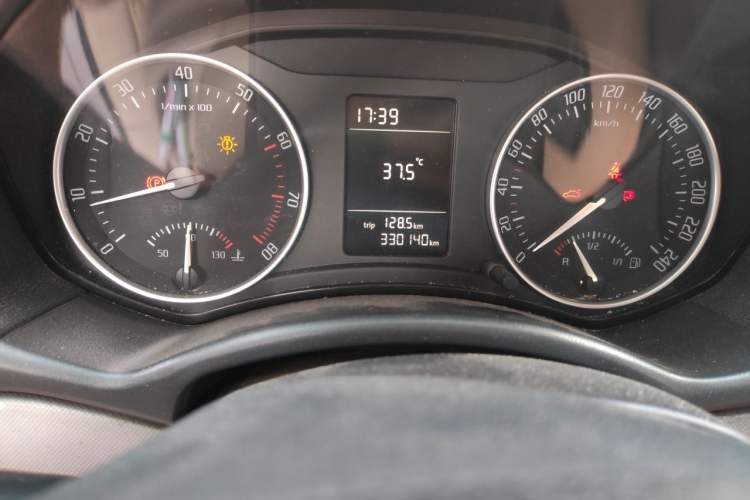 Used Skoda Octavia 2015 Classic Model 1.6L Manual Yijie Edition Odometer Close Up