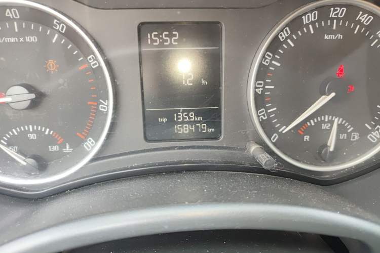Used Skoda Octavia 2015 Classic Model 1.6L Manual Yijie Edition Odometer Close Up