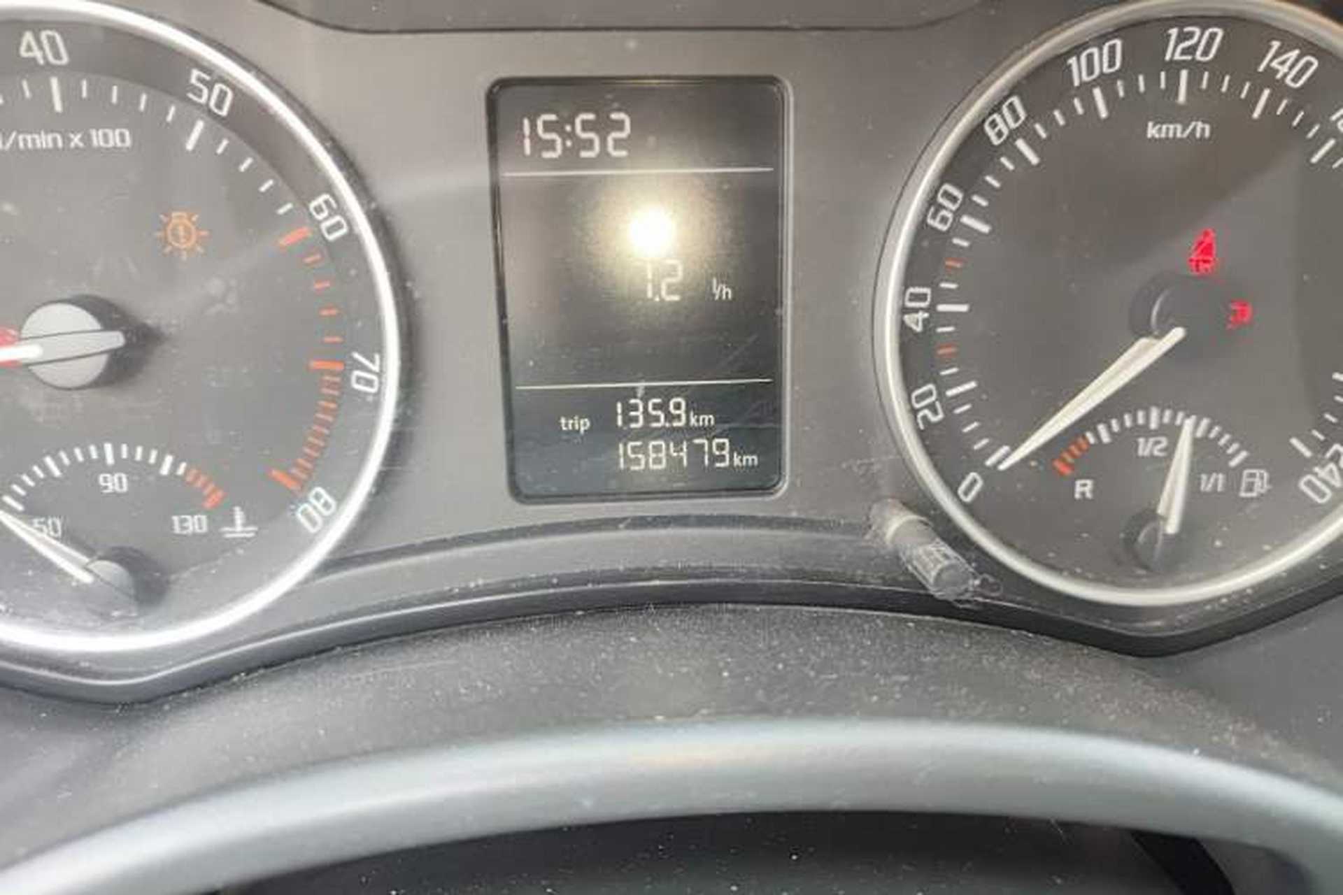 Used Skoda Octavia 2015 Classic Model 1.6L Manual Yijie Edition Odometer Close Up