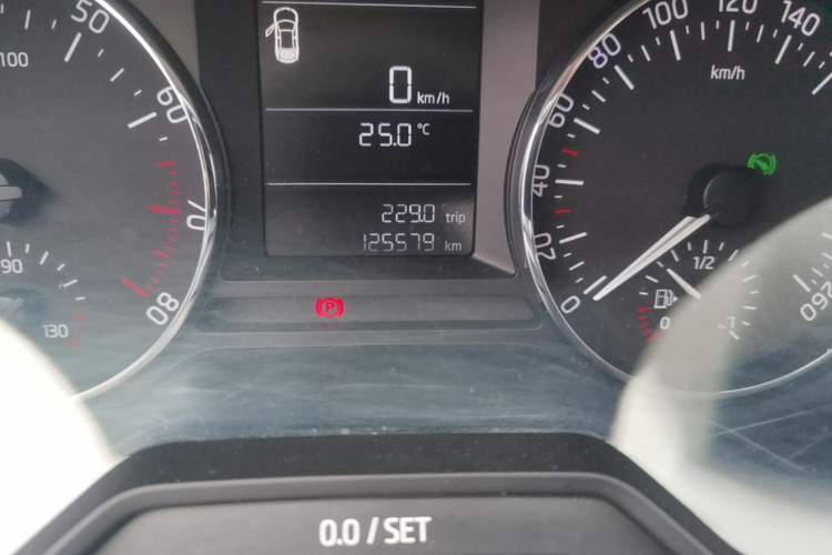 Used Skoda Octavia 2015 1.6L Automatic Yijie Edition Odometer Close Up