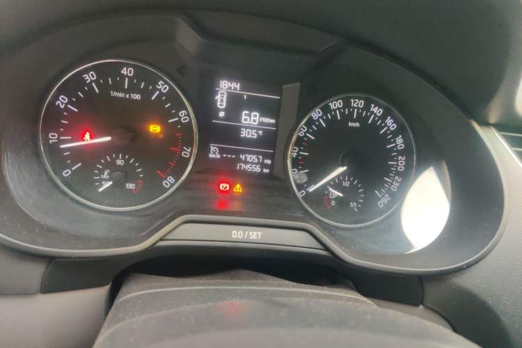 Used Skoda Octavia 2015 1.6L Manual Yijie Edition Odometer Close Up