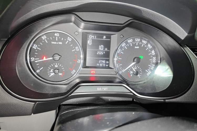 Used Skoda Octavia 2015 1.6L Automatic Yijie Edition Odometer Close Up