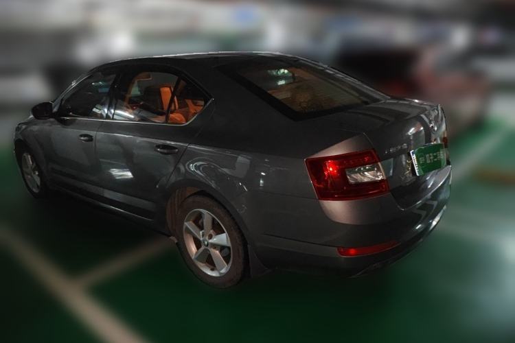 Used Skoda Octavia 2015 1.6L Manual Yijie Edition Rear Left 45 Deg