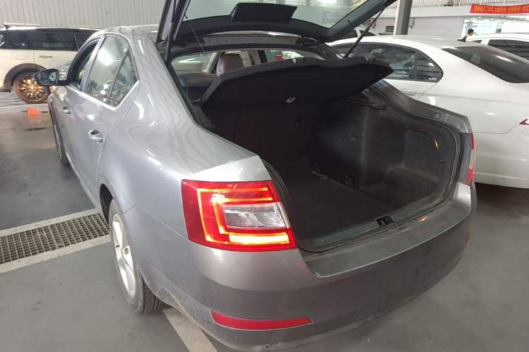 Used Skoda Octavia 2015 1.6L Manual Yijie Edition Rear Left 45 Deg