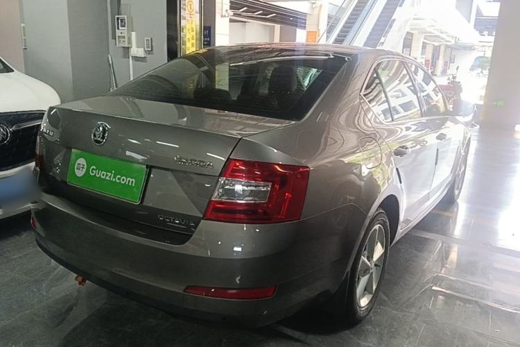 Used Skoda Octavia 2015 1.6L Manual Yijie Edition Rear Right 45 Deg