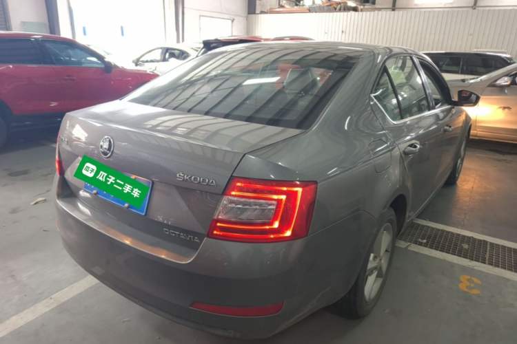 Used Skoda Octavia 2015 1.6L Manual Yijie Edition Rear Right 45 Deg