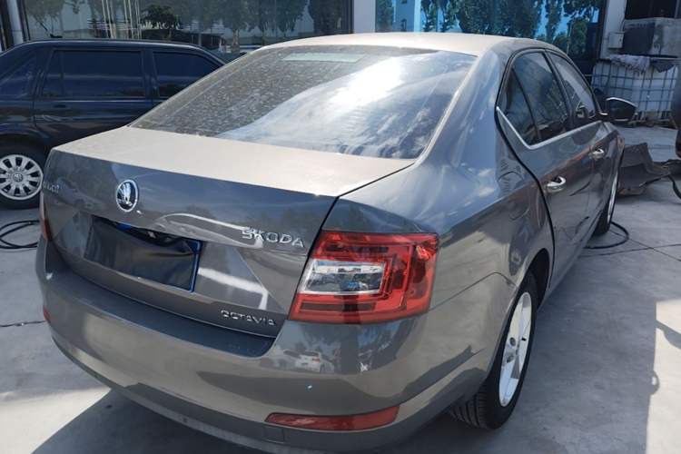 Used Skoda Octavia 2015 1.6L Automatic Yijie Edition Rear Right 45 Deg