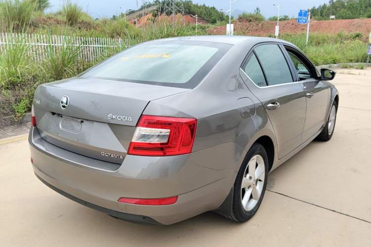 Used Skoda Octavia 2015 1.6L Automatic Yijie Edition Rear Right 45 Deg