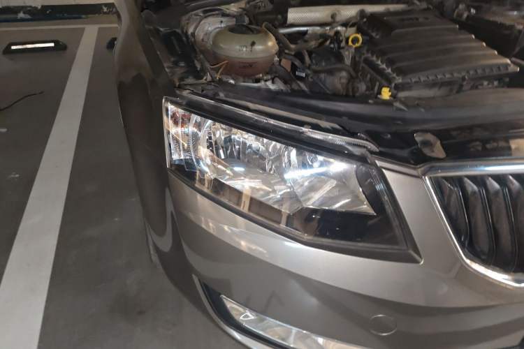 Used Skoda Octavia 2015 1.6L Manual Eado Edition Right Front Headlight