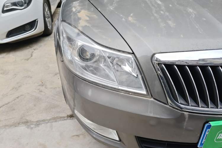 Used Skoda Octavia 2015 Classic Model 1.6L Manual Yijie Edition Right Front Headlight