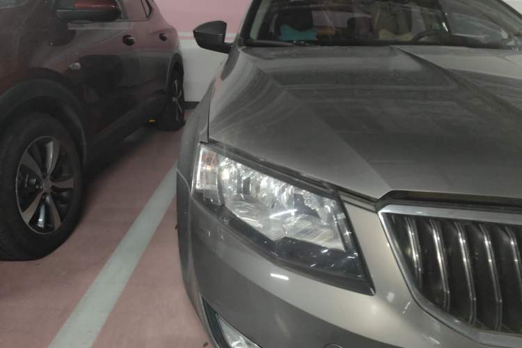 Used Skoda Octavia 2015 1.6L Automatic Yijie Edition Right Front Headlight