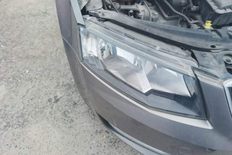 Used Skoda Octavia 2015 1.6L Automatic Yijie Edition Right Front Headlight