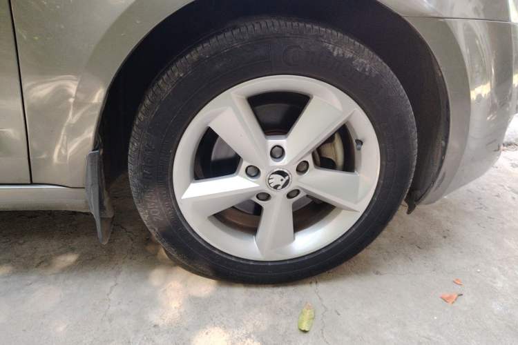 Used Skoda Octavia 2015 1.6L Automatic Yijie Edition Right Front Wheel Hub