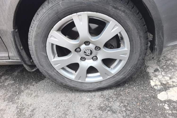 Used Skoda Octavia 2015 Classic Model 1.6L Manual Yijie Edition Right Front Wheel Hub