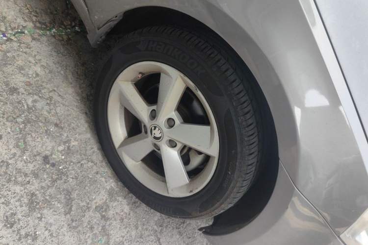 Used Skoda Octavia 2015 1.6L Automatic Yijie Edition Right Front Wheel Hub