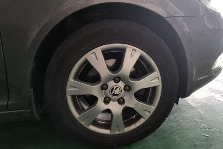 Used Skoda Octavia 2015 Classic Model 1.6L Manual Yijie Edition Right Front Wheel Hub