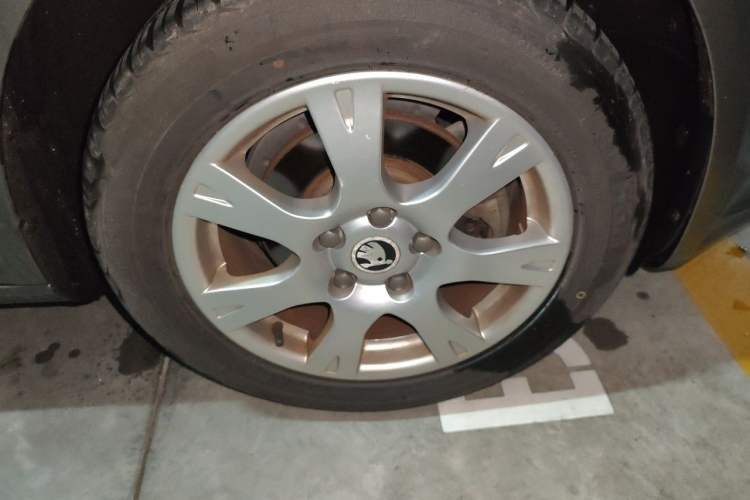 Used Skoda Octavia 2015 Classic Model 1.6L Automatic Yijie Version Right Front Wheel Hub