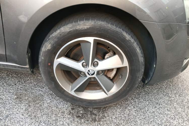 Used Skoda Octavia 2015 1.6L Automatic Yijie Edition Right Front Wheel Hub