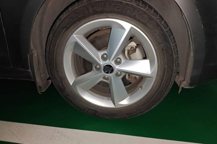 Used Skoda Octavia 2015 1.6L Manual Yijie Edition Right Front Wheel Hub