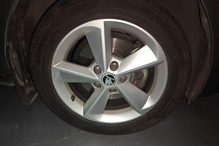 Used Skoda Octavia 2015 1.6L Automatic Yijun Edition Right Front Wheel Hub